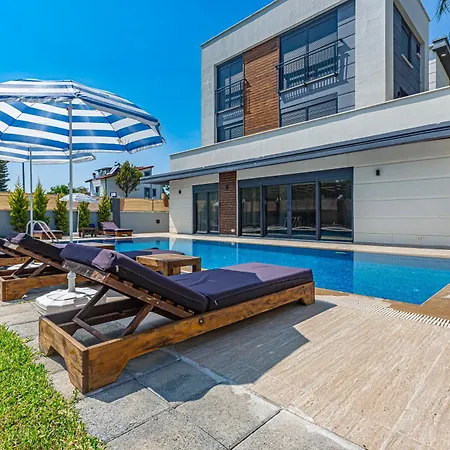 Near By The Land Of Legends , 40 M2 Private Pool Batiatus 빌라 *